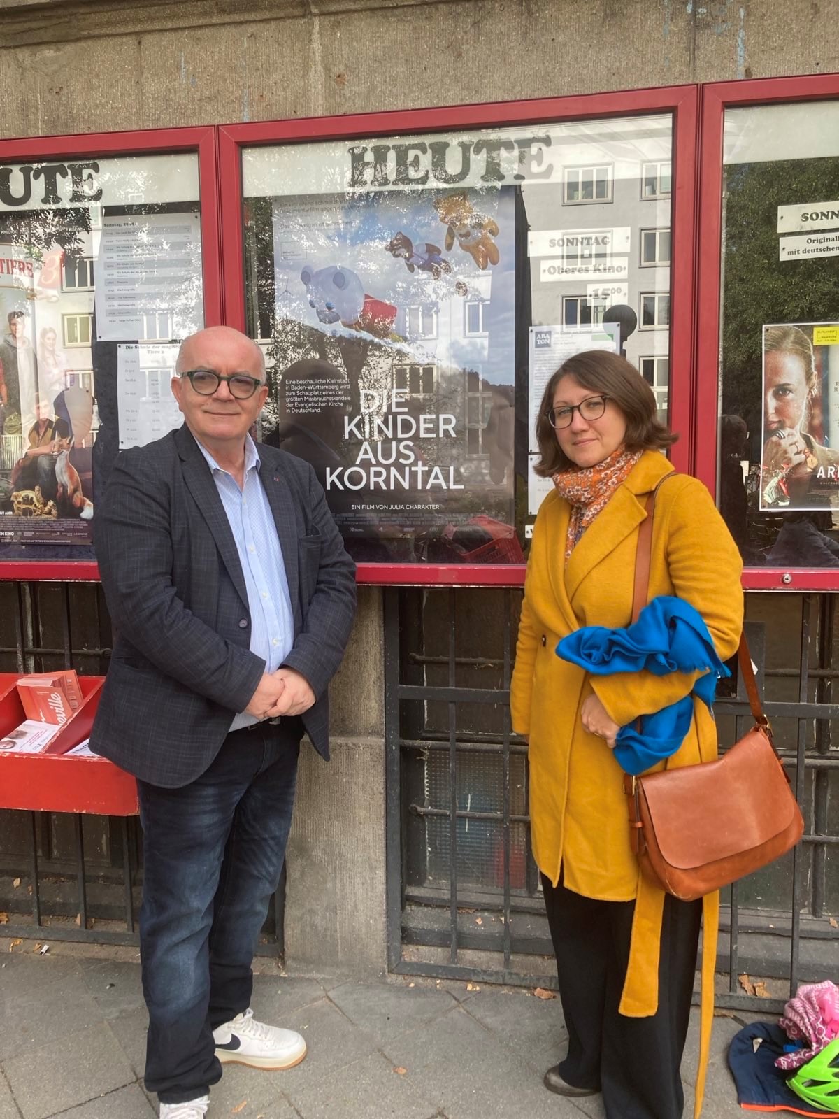 Detlev Zander, Protagonist im Film "Wir Kinder aus Korntal" und die Filmregisseurin Julia Charakter vor dem Plakat des Films am Hamburger Abaton-Kino.